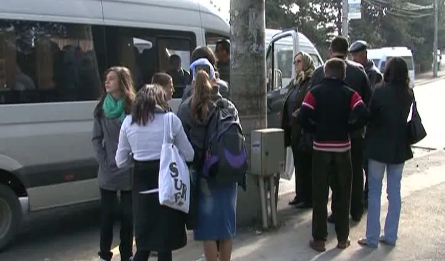 Razie cu scandal: Un microbuz supraaglomerat, în care erau şi elevi, a fost oprit de Poliţie VIDEO