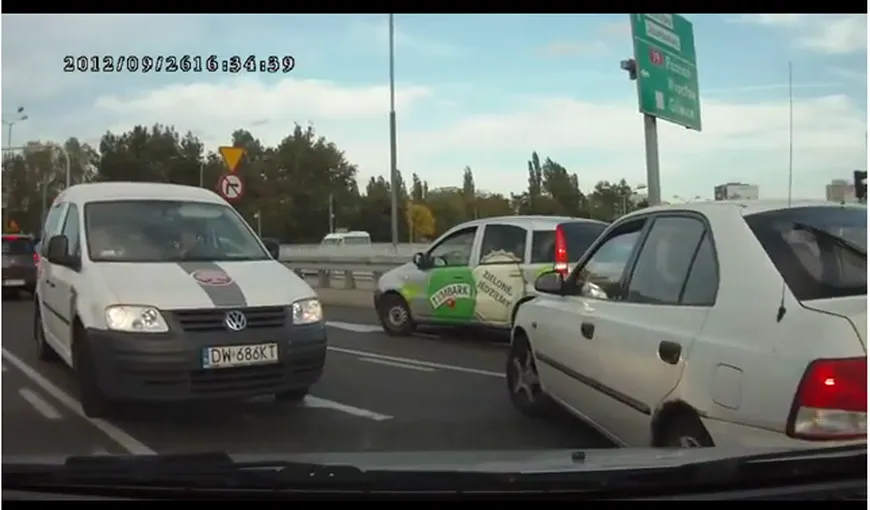 Şoferiţa pe care n-ai vrea s-o întâlneşti: A blocat o intersecţie după ce a mers pe contrasens VIDEO