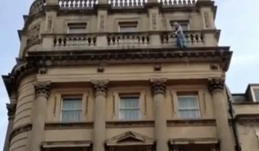 NEBUNIE la înălţime: Bărbat filmat în timp ce spăla geamuri, fără niciun echipament VIDEO