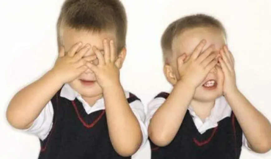 De ce cred copiii că sunt invizibili atunci când se acoperă la ochi? Cercetătorii au răspunsul