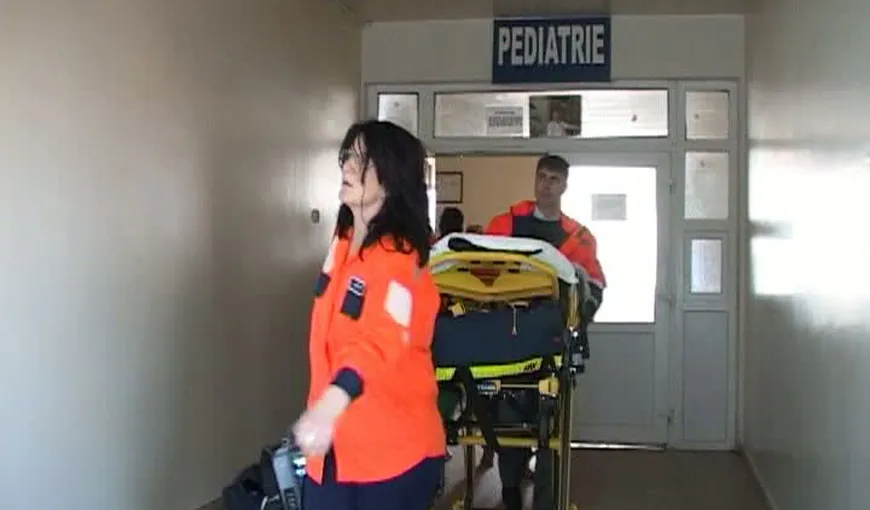 O femeie a ajuns la spital după ce o sobă de teracotă din locuinţa ei a explodat