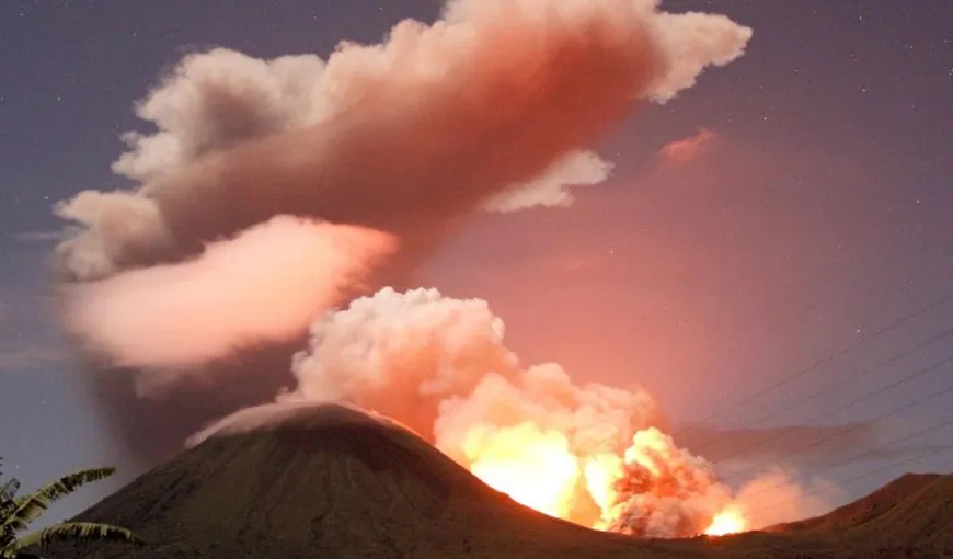 Erupţie spectaculoasă în Indonezia. Populaţia, pregătită de evacuare VIDEO