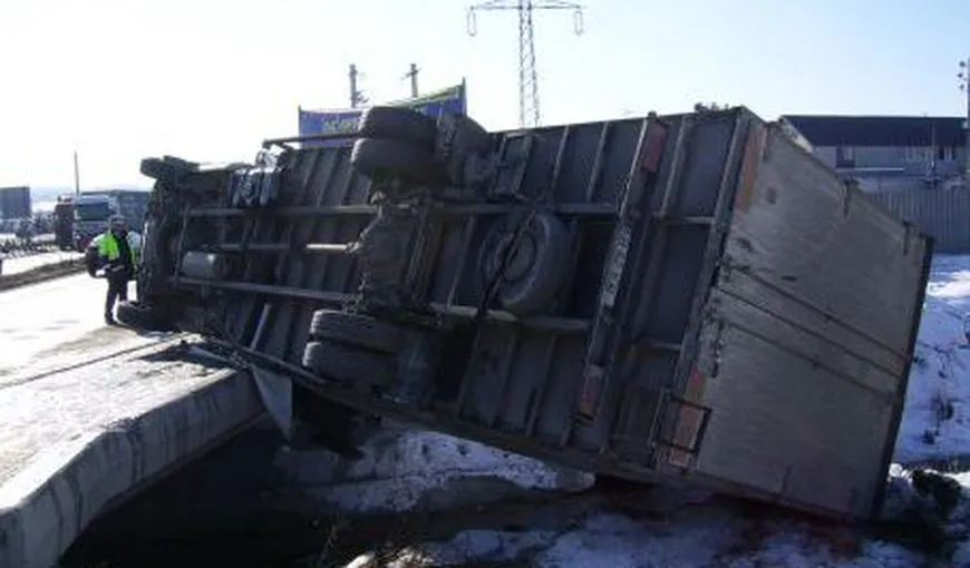 Accident cumplit la Suceava. Un camion s-a izbit de un zid, trei persoane au murit pe loc
