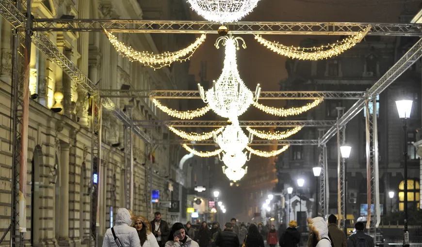 Luminiţele de Crăciun, aprinse pe strada Lipscani din Capitală: Sunt identice cu cele din Viena FOTO