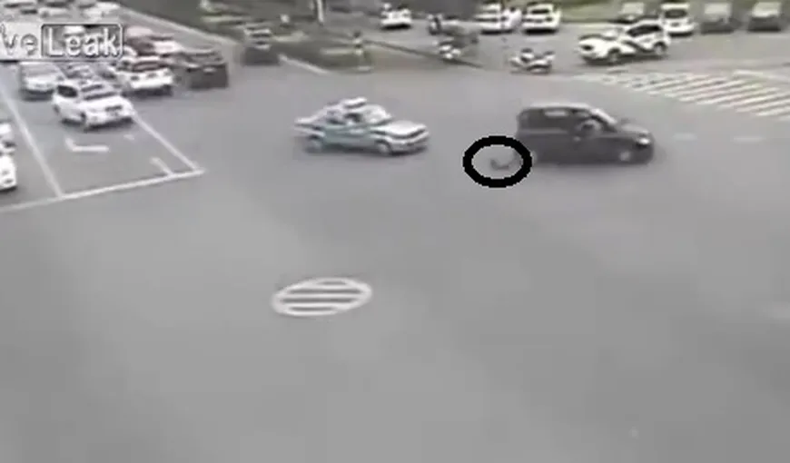 STRIGĂTOR LA CER. Un bebeluş cade dintr-o maşină în mers, în mijlocul unei intersecţii VIDEO
