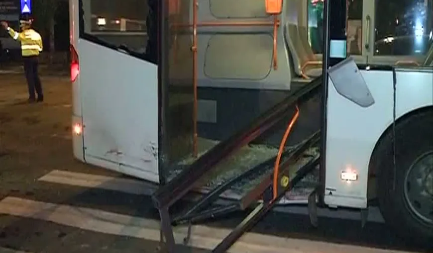 Accident în Bucureşti: Autobuz lovit în plin de un şofer băut VIDEO
