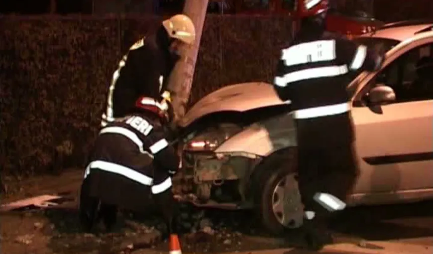 Accident spectaculos în Bistriţa. O tânără a intrat cu maşina într-un stâlp din cauza vitezei VIDEO