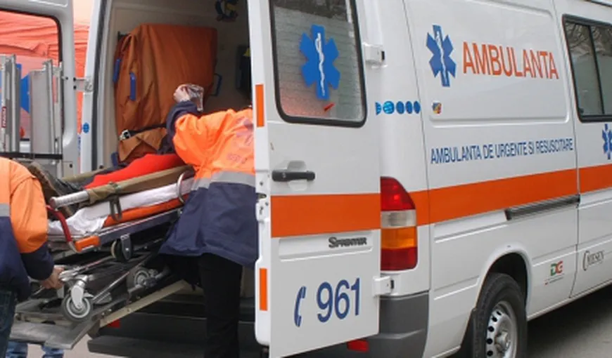 Accident în Braşov. O autoutilitară a lovit o ţeavă, care a căzut peste un taxi VIDEO
