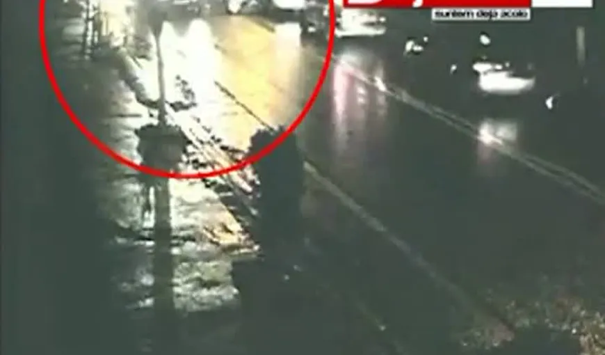 O fetiţă de 13 ani, lovită în plin de o maşină chiar pe trecerea de pietoni VIDEO