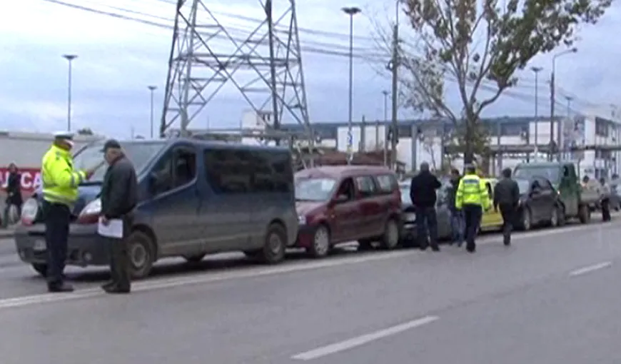 Carambol cu şapte maşini în Iaşi. Două persoane au fost rănite VIDEO