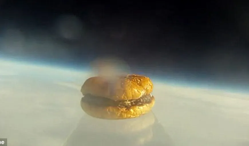 Studenţii plictisiţi de la Harvard au trimis un hamburger în spaţiu VIDEO