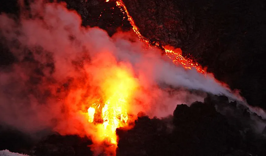 Fotografii spectaculoase: Lava incandescentă a vulcanului Kilauea se scurge în ocean