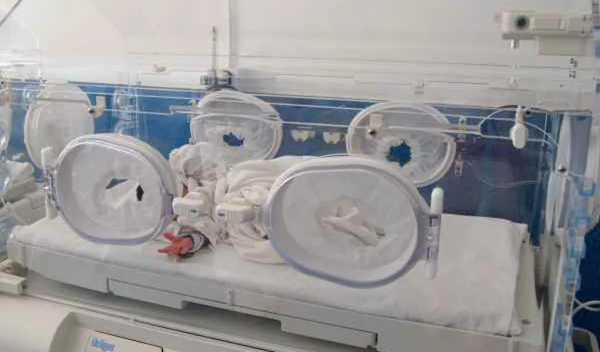 Un bebeluş grav bolnav, transportat cu un avion militar la operaţie în Germania