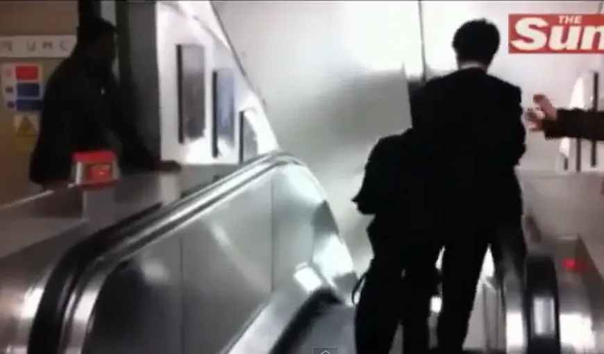 Un japonez beat a încercat minute în şir să coboare scările rulante care urcau VIDEO