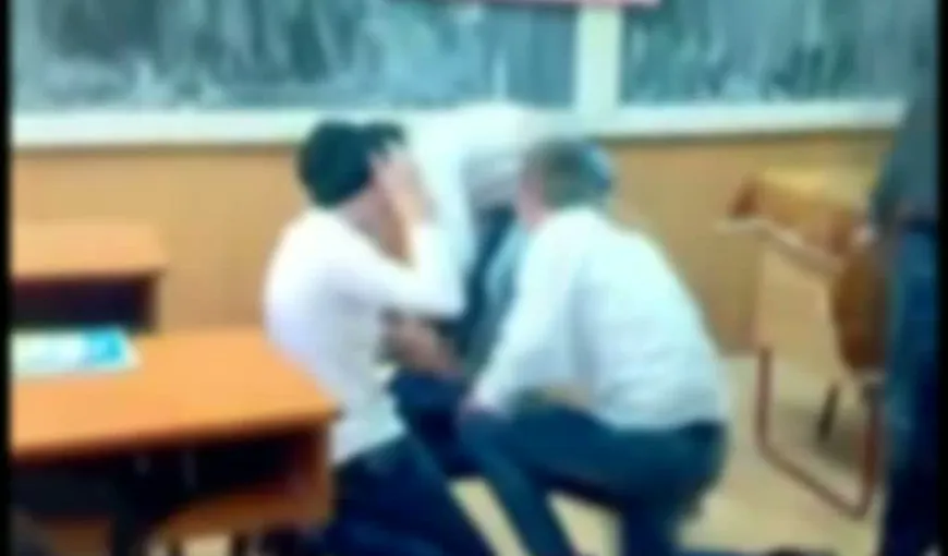 Joc periculos într-un liceu din România. O elevă a picat în cap VIDEO