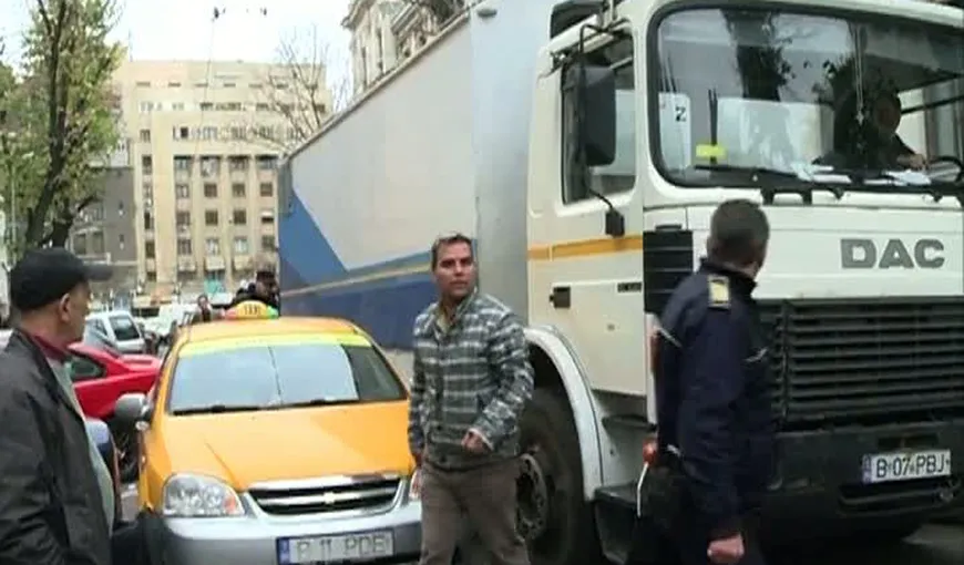 O dubă cu deţinuţi, BLOCATĂ ÎN TRAFIC de un taximetrist VIDEO