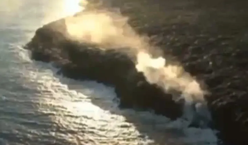 Erupţie spectaculoasă a unui vulcan din Hawaii: Lava se scurge în apele Pacificului VIDEO