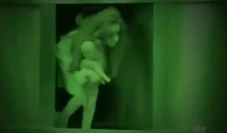 Cea mai tare farsă din toate timpurile? FANTOMA unei fetiţe îngrozeşte oamenii în lift VIDEO