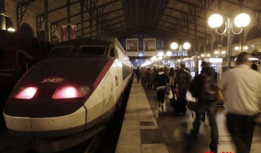 O mică defecţiune a răvăşit transportul feroviar parizian, blocând zeci de mii de călători VIDEO