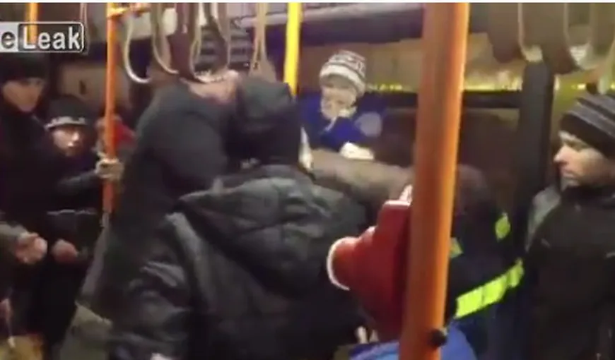 Scene şocante în autobuz. O femeie controlor a fost BĂTUTĂ de un călător VIDEO
