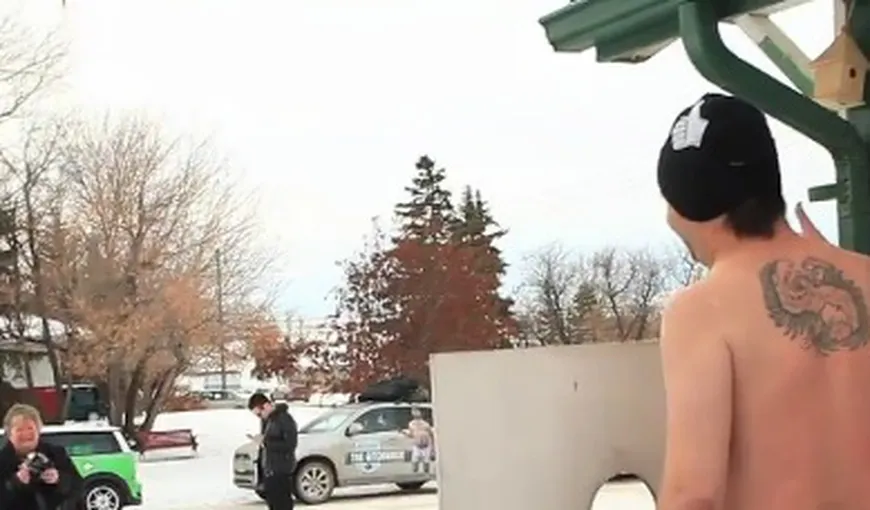 CURAJ NEBUN în zile geroase. Un bărbat traversează Canada în lenjerie intimă VIDEO