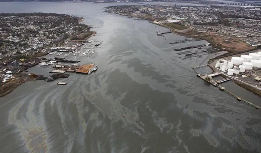 Uraganul Sandy a cauzat deversarea a mii de litri de carburant în mare