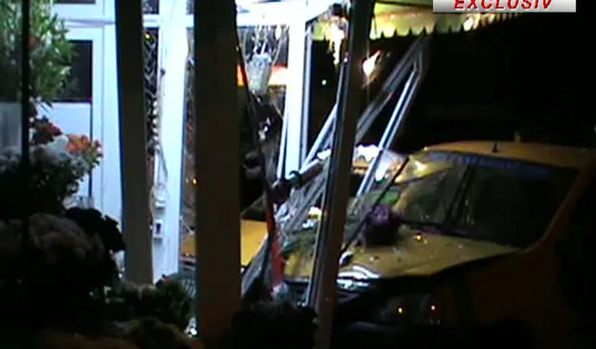 Patru maşini s-au ciocnit din cauza unui taximetrist, iar două au intrat în florărie VIDEO