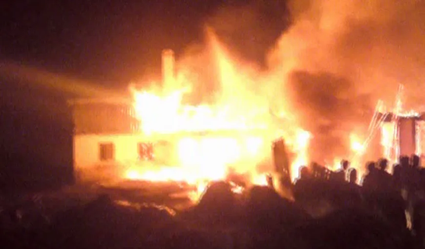 Incendiu puternic în Suceava. Un depozit de furaje s-a făcut scrum VIDEO