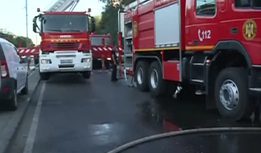 Incendiu puternic într-un bloc din Orşova. Locatarii au fost evacuaţi, printre care şi cinci copii