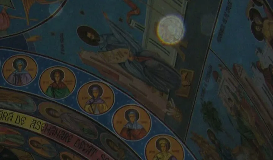 Minune într-o biserică din Argeş: Oamenii văd îngeri în luminile neobişnuite din fotografii VIDEO
