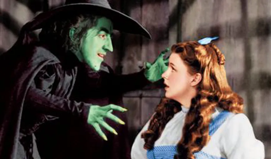 Rochia lui Judy Garland din „Vrăjitorul din Oz”, vândută cu 480.000 de dolari
