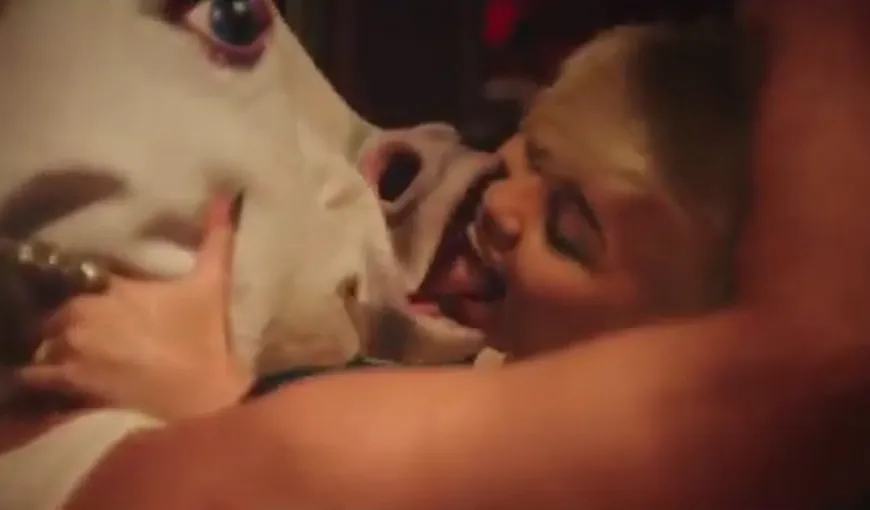 Miley Cyrus se sărută pasional cu un… unicorn VIDEO