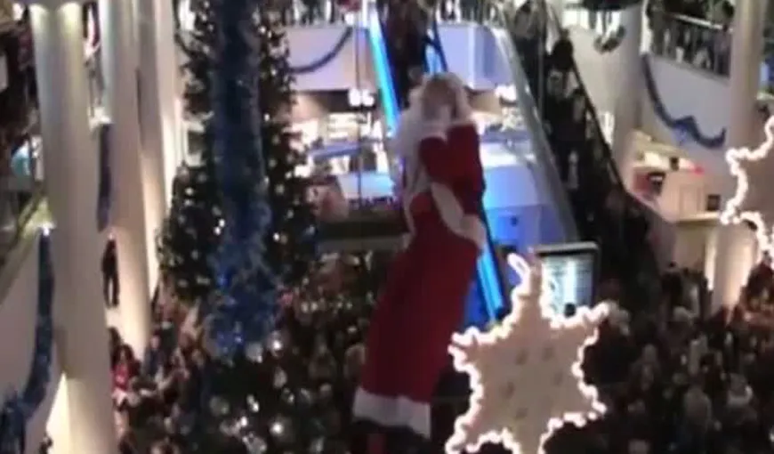 DE TOT RÂSUL: Cum rămâne agăţat un Moş Crăciun de barbă, într-un mall VIDEO