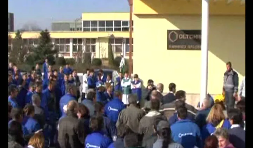 Protest cu huiduieli şi îmbrânceli la Oltchim. Angajaţii cer salariile pe ultimele două luni VIDEO