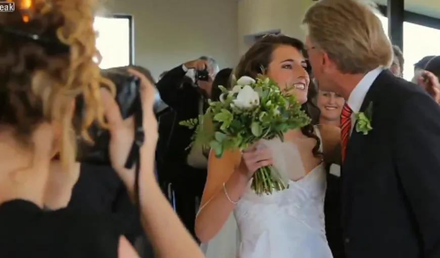 O nuntă de neuitat: Părul fotografului a luat foc şi nici nu şi-a dat seama VIDEO