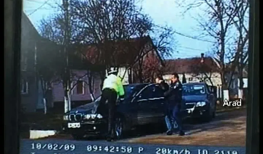 Şoferul care a luat un poliţist pe capotă a fost condamnat la doi ani de închisoare VIDEO