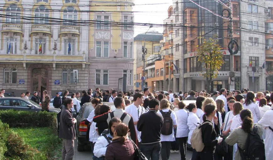 Scandal la UMF Cluj. Studenţii se plâng că universitatea a încălcat contractele semnate la cazare