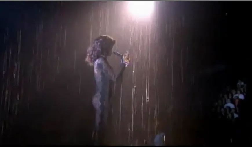 Rihanna, apariţie SUPER HOT. A cântat în ploaie, într-o rochie neagră, transparentă VIDEO