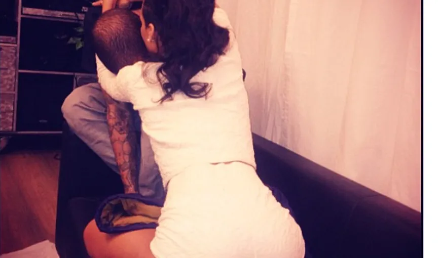 Rihanna s-a împăcat cu Chris Brown, dovedeşte o fotografie sexy