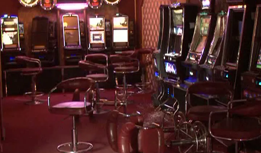 Un sucevean a devastat o sală de jocuri, după ce a pierdut banii la păcănele