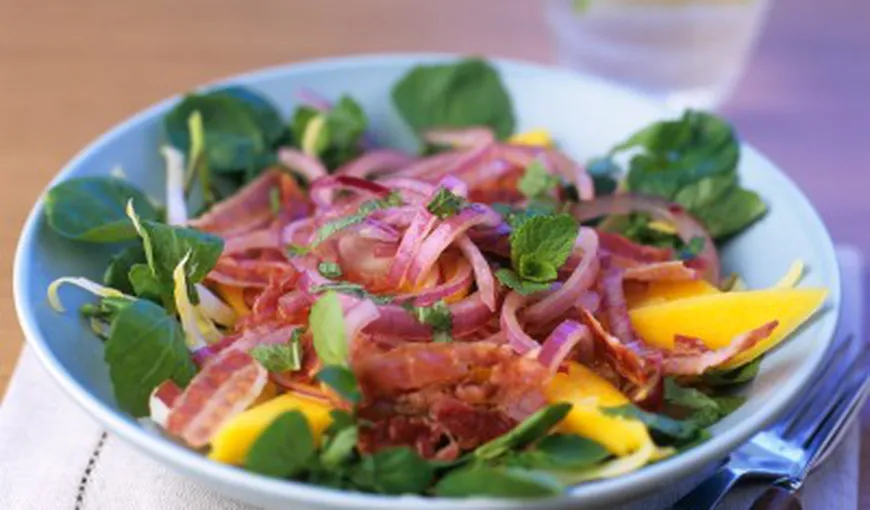 REŢETA ZILEI: Salată de mango şi bacon