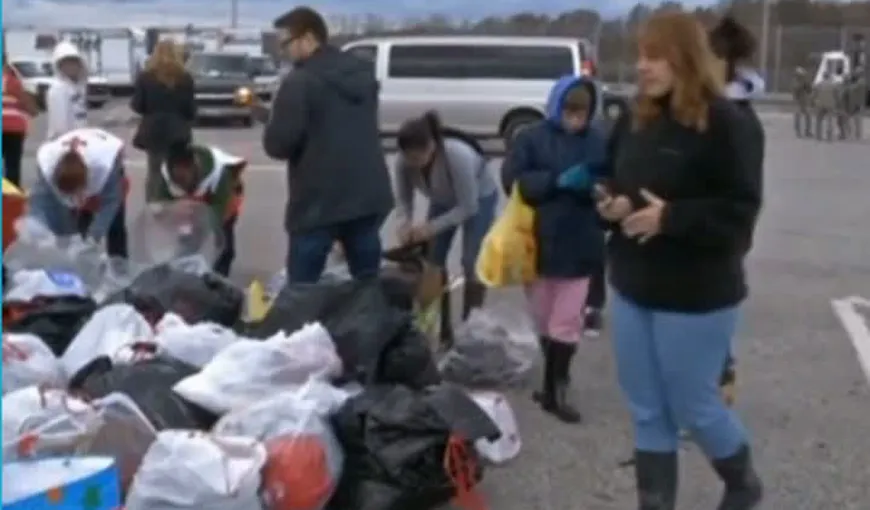 Situaţie disperată la New York: Oamenii caută în gunoaie, deoarece nu au ce să mănânce VIDEO