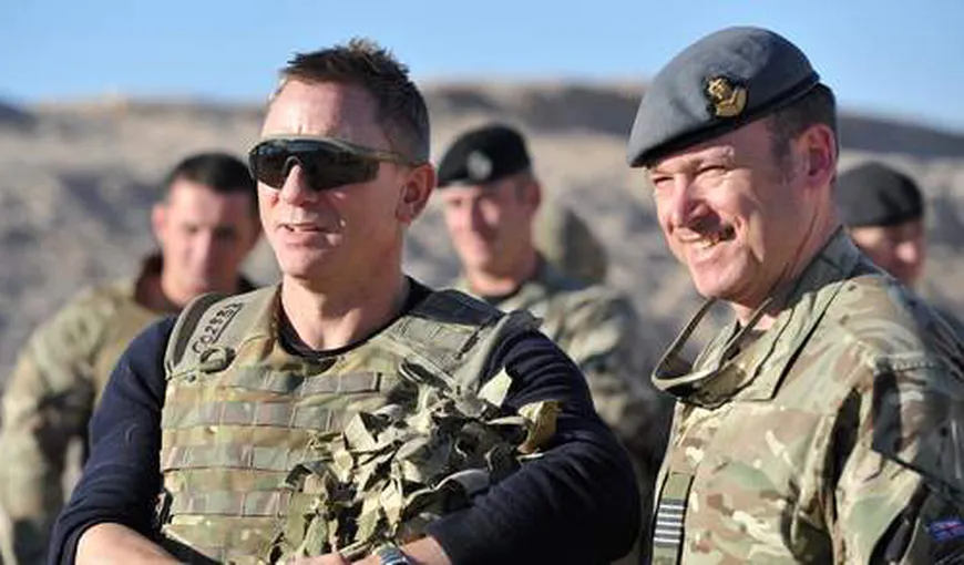 James Bond i-a vizitat pe soldaţii britanici din Afganistan
