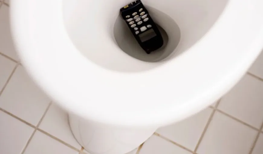 Ţi-ai scăpat telefonul în toaletă? Vezi cum îl poţi salva VIDEO