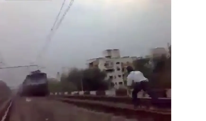 Demenţă pe calea ferată. Un bărbat se aruncă sub tren VIDEO