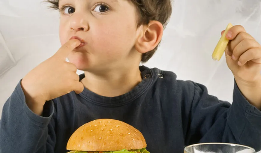 ATENŢIE MĂMICI: Copiii care mănâncă hamburgeri pot suferi de astm