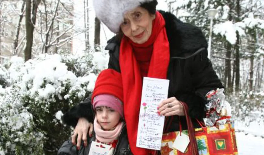Fiica celei mai bătrâne mame din România a primit păpuşi şi bani de la Moş Nicolae VIDEO