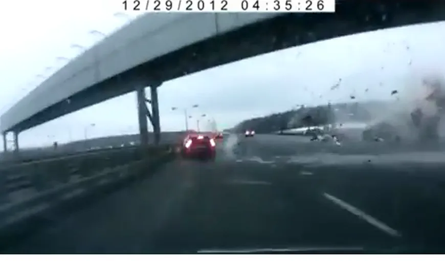 Imagini incredibile de la accidentul aviatic din Rusia: O maşină, lovită de roata avionului VIDEO