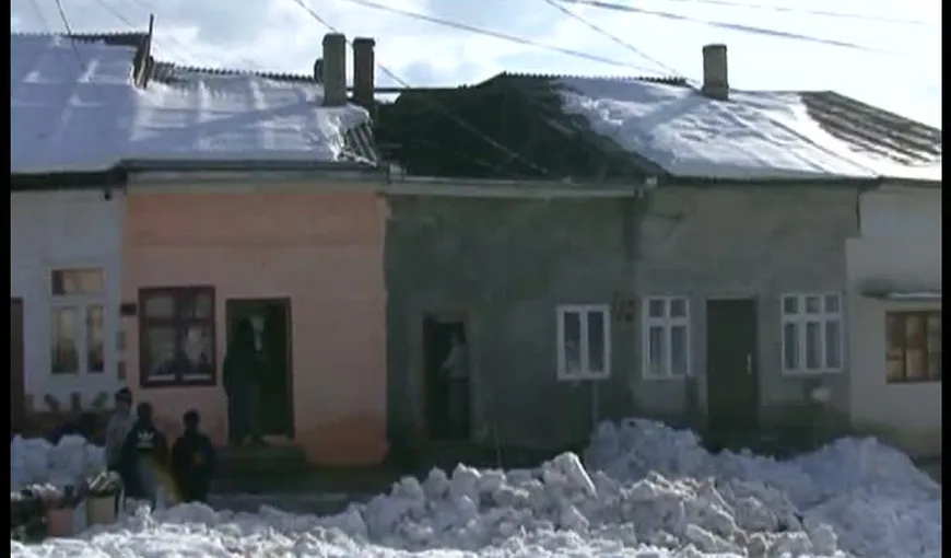 Acoperişul unei locuinţe s-a prăbuşit sub greutatea zăpezii, în Suceava VIDEO