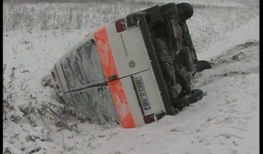 Accident în Braşov: O ambulanţă s-a răsturnat din cauza poleiului VIDEO